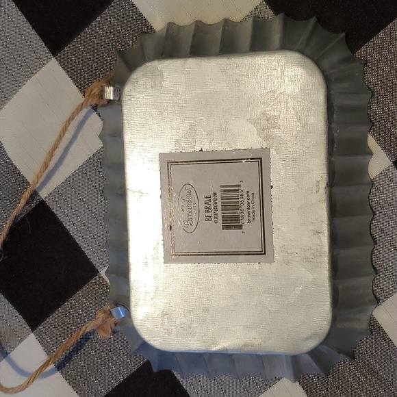 🐻     6 1/2 X 5 in Fluted Tin Wall Sign - Picture 2 of 2